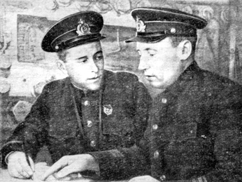 Командир батареи Г. А. Александер и комиссар Е. К. Соловьев