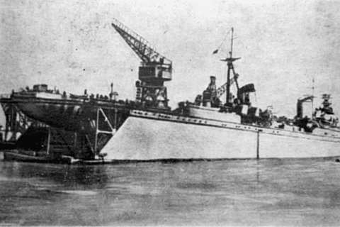 Крейсер «Молотов» в плавучем доке